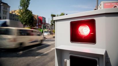 Bild: Daniel Reinhardt/dpa
Der Bund forderte die Länder auf, ab sofort den alten Bußgeldkatalog wieder anzuwenden.