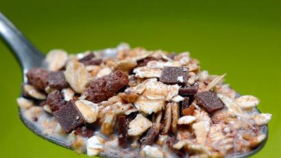 Archivbild: Hans-Jürgen Wiedl/dpa
Unter anderem in Bayern gibt es einen Rückruf eines Demeter-Schokomüslis.