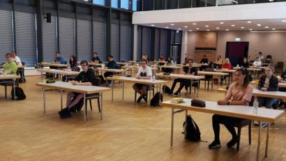 Bild: njn
Im großen Saal der Stadthalle hatten die Schüler bei der Abschlussprüfung genügend Platz.