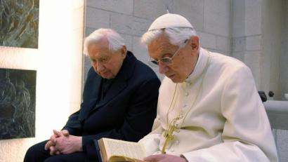 Bild: ANSA/OSSERVATORE ROMANO/HO/dpa
Der damalige Papst Benedikt XVI. (rechts) ist im Vatikan beim Gebet mit seinem Bruder Georg Ratzinger. Der frühere Regensburger Domkapellmeister, Leiter der Regensburger Domspatzen, und Bruder des emeritierten Papstes ist gestorben.