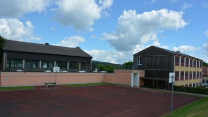 Bild: jr
Vor der Installierung einer Photovoltaikanlage auf den Dächern der Schulturnhalle (links) und der Grundschule (rechts) müssten beide Dachstühle erheblich verstärkt werden. Möglich wäre dies laut Bürgermeister Stephan Schübel nur bei einer Generalsanierung der Schule.