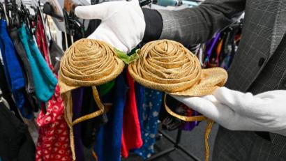 Bild: Armin Weigel/dpa
Blick auf einen goldenen Bikini aus der Zeit um 1950.