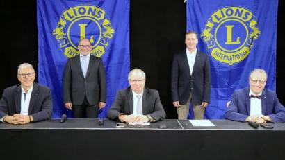 Bild: Lions-Club Weiden/exb
In einem Studio und auf Abstand wechselt beim Lions-Club Weiden die Führung (von links): 1. Vizepräsident Gert Steinwender, Clubsekretär Alexander Schuh, Präsident Elmar Grosser, der scheidende Sekretär Robert Ascherl und Pastpräsident Michael Richthammer.