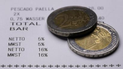 Bild: Robert Michael/dpa
Wer bei einem Einkauf vier Euro sparen will, darf größer ansetzen. Genau dann zahlt sich bis zum Jahresende die verringerte Mehrwertsteuer, womit die Bundesregierung zum Konsum animieren will, aus.