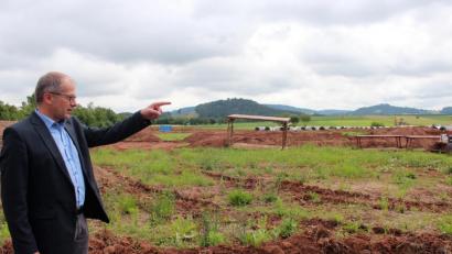 Bild: stg
Eine Entwicklung, über die sich der Kemnather Bürgermeister Roman Schäffler freut: Das Baugebiet "Lohäcker" nimmt Konturen an.