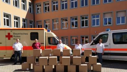 Bild: exb/Sven Lehner
Hinter den 30 000 gespendeten Trinkbechern aus Hartpapier: BRK-Fachdienstleiter Ralf Arnold, Spendenüberbringer Michael Sporrer von Seda Germany und die Mitglieder des Fachdienstes Wilfried Arnold, Petra Meierl und Christiane Arnold.