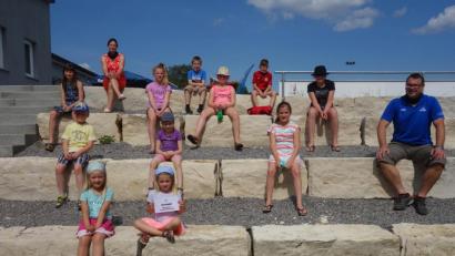 Bild: tra
Glückliche Sieger beim Quiz der DJK Ensdorf. Rechts im Bild: 2. DJK-Vorsitzender Christian Scharl, hinten links Kassiererin Susanne Buhl. Sie nahmen die Preisverleihung des DJK-Jugendquiz vor.