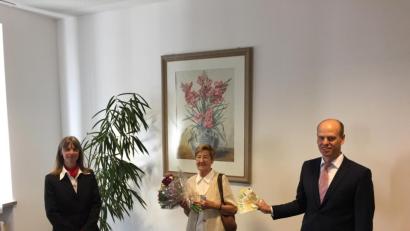 Bild: Sparkasse Oberpfalz Nord/exb
10.000 Euro hat Elisabeth Wodniok (Mitte) beim PS-Sparen der Sparkassen gewonnen. Bei der symbolischen Geldübergabe in der Mitterteicher Geschäftsstelle mit dabei waren Filialbereichsleiter Thomas Böhm und Kundenberaterin Christine Brückner.