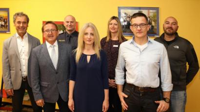 Bild: JOCHEN NEUMANN 
ERBENDORF
Eine für die Schüler und Firmen erfolgreiche Woche war das Berufswahlseminar an der Mittelschule Erbendorf. Auf dem Bild einige Vertreter von Ausbildungsbetrieben mit (von links erste Reihe) Schulrat Rudolf Kunz, Bürgermeister Hans Donko, Rektorin Sabine Graser und dem Organisator Norbert Herrmann.