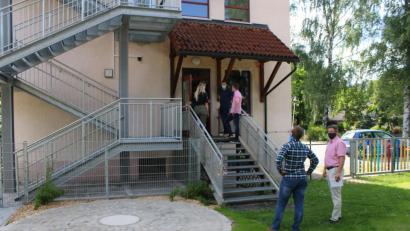 Bild: sne
Die Grafenwöhrer Stadtratsmitglieder besichtigen die drei Kindertagesstätten im Stadtgebiet. Dabei nehmen die Lokalpolitiker die neue Feuertreppe des Kindergartens St. Josefs in Augenschein.