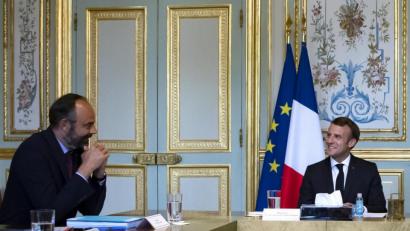 Bild: Ian Langsdon
Der französische Präsident Emmanuel Macron (rechts) spricht mit Premierminister Edouard Philippe. Letzterer hat seinen Posten am Freitag geräumt.