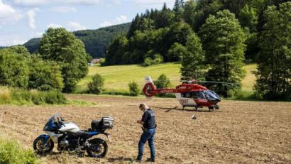 Bild: dmra
Auf diesem Acker bei Ransbach kam der Motorradfahrer nach mehreren Überschlägen schwer verletzt zum Liegen. Der 71-Jährige war zuvor laut Polizeiangaben aus Unachtsamkeit aufs Bankett geraten.