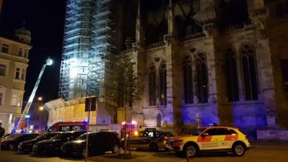 Bild: Alexander Auer
Die Feuerwehr rettet den Mann vom Gerüst am Regensburger Dom.