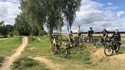 Bild: Anja Hilburger/exb
Der Dirt-Park in der der Nähe des Bocklradwegs Richtung Fiedlbühl ist derzeit ein beliebter Treffpunkt für Kinder und Jugendliche.