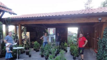 Bild: jhö
Eine logistische Meisterleistung vollbrachten die Mitglieder des Obst- und Gartenbauvereins, um die zahlreichen Bestellungen anzunehmen sowie die Ware nach der Lieferung zu sortieren und für die Abnehmer abholbereit zusammenzustellen.