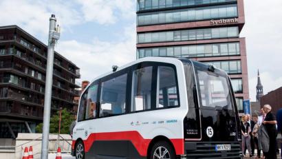 Bild: Daniel Bockwoldt/dpa
Auch der autonom fahrende Kleinbus könnte Teil der Mobilität der Zukunft sein. Die Bürger von Stadt Amberg und Landkreis Amberg-Sulzbach haben die Gelegenheit, hier ein bisschen mitzureden.