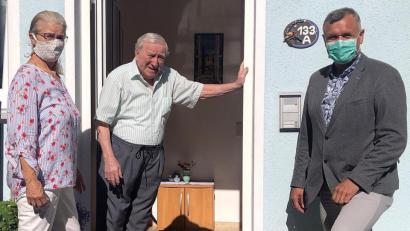 Bild: R. Kreuzer
Luise Amschl und Hans Jürgen Gmeiner (rechts) gratulierten Georg Weiß namens des Vereinskartells Weiden-West zum 85. Geburtstag.