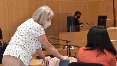 Archivbild: rns
Die Angeklagte (rechts) mit ihrer Pflichtverteidigerin Jutta Carrington-Conerly.