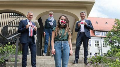 Bild: Stefan Malzer, Landkreis Tirschenreuth/exb
Den Mund-Nasen-Schutz „made by Landratsamt Tirschenreuth“ präsentieren stolz Landrat Roland Grillmeier, Theresia Kunz, Johanna Dötterl und Walter Brucker (von links).