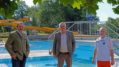 Bild: twi
Die Vorsitzenden des Zweckverbandes Freizeit- und Erholungszentrum Perschen, die Bürgermeister Frank Zeitler und Richard Tischler, sowie Bademeister Hubert Horn (von links) eröffnen die Saison.