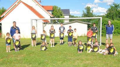 Bild: ak
Stellvertretender SV-Vorsitzender Christian König (links) und der Vorsitzende des Jugendförderkreises, Manuel Griener (rechts), übergaben die Turnbeutel an Mädchen und Buben des SV Kulmain.