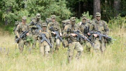Bild: Gabi Schönberger
Durch kniehohes Gras marschieren Soldaten auf dem Gelände der Bundeswehr-Kaserne in Pfreimd.