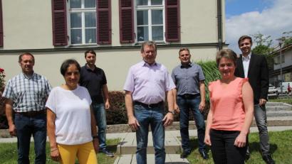 Bild: frd
Die sieben Standesbeamten der Verwaltungsgemeinschaft Oberviechtach (von links) Josef Pretzl (Bürgermeister Gleiritsch), Anja Ried (Leiterin des Standesamtes der VG Oberviechtach), Benjamin Zwack (stv. Leiter des Standesamtes der VG Oberviechtach), Martin Prey (Bürgermeister Niedermurach), Norbert Eckl (Bürgermeister Teunz), Sonja Meier (Bürgermeisterin Winklarn) und Felix Pretzl (Bediensteter der VG Oberviechtach).