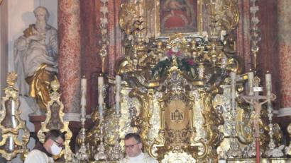 Bild: ads
Kein Bischofsbesuch und auch keine Lichterprozession: Pater Seraphin (links) und Dekan Markus Brunner beendeten das Bergfest mit einem Gottesdienst.