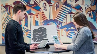 Bild: Bühner
Schmökern im neuen E-Book: Sehr beliebt in Corona-Zeiten wie hier bei den beiden Berufsschülern Annika Denz und Nikolai Nothhaft.