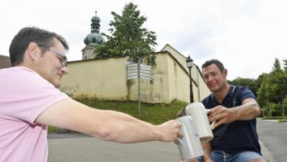 Bild: Petra Hartl
Das Bergfest darf nicht ausfallen: Die Amberger Zeitung spricht jeden Tag mit einem anderen Bergfest-Kenner über seinen speziellen Bezug zur größten Marienwallfahrt der Oberpfalz. Im Bild Festwirt Volker Seidl (rechts) mit AZ-Deskchef Uli Piehler.
