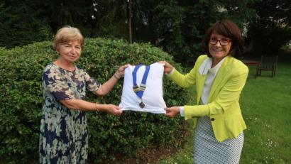 Bild: Kunz
Präsidentin Dr. Michaela Rechl (rechts) überreicht die Amtskette an ihre Nachfolgerin Angela Baumann.