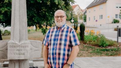 Archivbild:  Patrick Thomas/fsb
Der verstorbene Wolfgang Gorny vor dem Kriegerdenkmal (Bild:).
