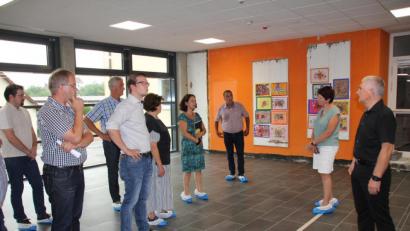 Bild: mp
Beim Ortstermin an der Grundschule verschafften sich die Bauausschussmitglieder einen Überblick in den Verlauf der Umbau- und Sanierungsarbeiten. In der nahezu fertigstellten Pausenhalle mit Mensa gaben Architekt Michael Steidl (rechts) und Rektorin Sabine Bauer (Vierter von rechts) Erläuterungen.