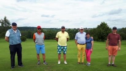 Bild: Richard Eisendraut/exb
Golfclub-Stiftland-Präsident Wolfgang Ries, Otto Gradl, Andy Kern, Armin und Sabrina Goller sowie Wolfgang Berr (von links) waren die besten Spieler des "Early-Morning-Turniers".
