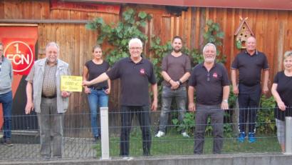 Bild: grm
Die Pfarrei Michldorf startet an diesem Wochenende eine Spendenaktion für Pater Danko in Ruanda zur Unterstützung für die derzeit dort herrschende Notsituation. Der FCN-Fanclub Irchenrieth geht mit gutem Beispiel voran und unterstützt die Aktion mit einem Betrag von 1.000 Euro, die Vorsitzender Josef Ram mit seiner Vorstandschaft an Pfarrer Alfons Forster übergab.