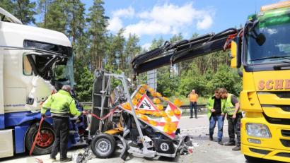 Bild: Roland Wellenhoefer
Auf der A93 zwischen Wernberg und Luhe-Wildenau ist ein Lastwagen frontal in einen Anhänger gefahren.