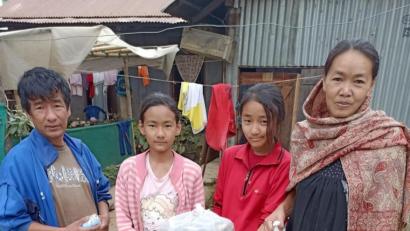 Bild: exb
Eine dankbare Naga-Familie vor ihrer Hütte. Durch die Don-Bosco-Hilfsaktion im indischen Nagaland kann den Ärmster der Armen wenigstens etwas geholfen werden . Die Lebensumstände dort sind durch Corona noch schlechter geworden.