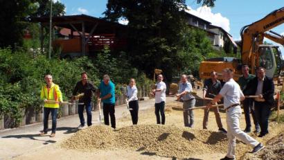 Bild: e
Vertreter der ausführenden Firmen und der Gemeindeverwaltung bringen mit dem ersten Spatenstich die Baumaßnahme in Theuern auf den Weg.