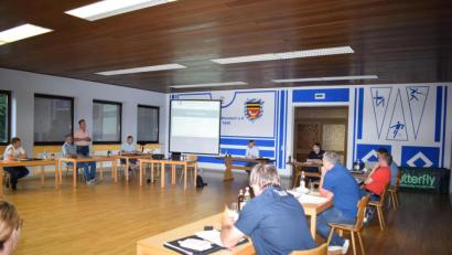 Bild: bnr
In seiner letzten Sitzung befasste sich der Gemeinderat mit dem Breitbandausbau in der Kommune. Über die Fördermöglichkeiten informierte Eduard Maier (stehend) von der Firma Breitbandberatung Bayern.