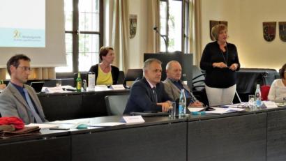 Bild: ubb
Der Jugendhilfeausschuss tagte am Donnerstag erstmals in der neuen Wahlperiode. Mit am Sitzungstisch saß auch der neue Abteilungsleiter am Landratsamt, Markus Zapf (vorne, links).