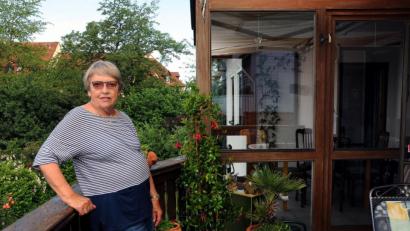 Bild: Stephan Huber
Else Meidenbauer steht auf dem Balkon ihrer Ferienwohnung in der Dr.-Martin-Luther-Straße. Viele Stammgäste kommen wegen dem Annabergfest. Zwar fällt die Wallfahrtswoche wegen Corona aus, doch genau dieser Umstand erwies sich als glücklicher Zufall – die Pensionswirtin half zwei Freunden, sich nach 56 Jahren wiederzufinden.