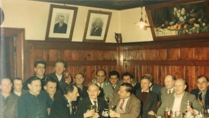 Archivbild: mmj
Unterhaltsames Beisammensein nach einer Singstunde in den 1950er Jahren. Mit auf dem Bild unter anderem Vereinswirt und Brauereibesitzer Hans Haberl (Dritter von links), Hanny Haberl, Ludwig Müller und Eugen Seidl (vorne, von links), sowie Konrad Scharnagl (Zweiter von rechts).