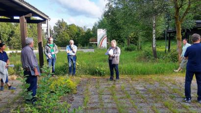 Bild: ld
Nach den Vorstellungen von Bürgermeister Bernhard Schindler (Mitte) soll ein Konzept für die Freibad-Brache entwickelt werden. Bei einer Besichtigung durch den Bauausschuss zeigten sich völlig unterschiedliche Ansätze. Es herrschte aber Einigkeit darüber, dass es eine Wasserfläche geben und der Sprungturm (im Hintergrund) erhalten bleiben muss.