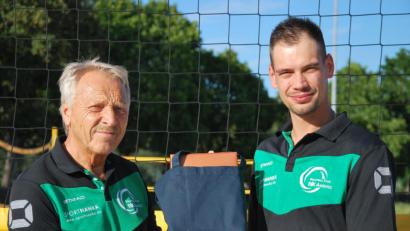 Bild: gsp
Ein Geschenk als Erinnerung an Amberg überreichte Manager Gerd Spies (links) an David Fecko.