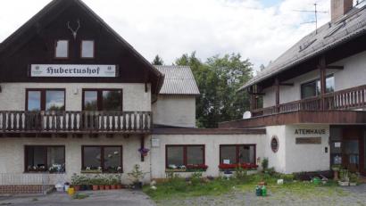 Bild: bkr
Der neue Namen steht bereits am Bettenbau (rechts) und wird auch noch das traditionelle Wirtshausschild ergänzen.