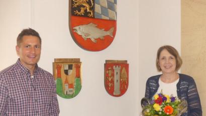 Bild: rn
Über Digitalisierung, Kinderbetreuung und Wohnraum unterhalten sich Landtagsabgeordnete Annette Karl und Bürgermeister Marcus Gradl im Sitzungssaal des Rathauses.