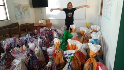 Repro: ds
Hocherfreut und dankbar für die Spendenbereitschaft aus ihrer früheren Heimat zeigt Edeltraud Achten die damit möglich gewordenen Pakete, gefüllt mit wichtigen Lebensmitteln für die Ärmsten der Armen in Huanuco/Peru.