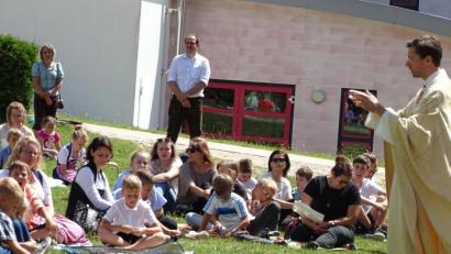 Bild: Houschka
Corona sorgte für eine Premiere: Erstmals gab es in Dürnsricht einen Familiengottesdienst im Freien. Am Kirchweihsonntag hielt ihn Pfarrer Michael Hoch und bezog ganz besonders die Kinder in das Geschehen mit ein.