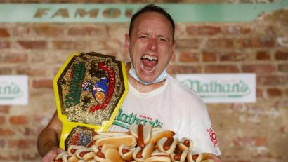 Bild: John Minchillo/dpa
Serien-Champion Joey Chestnut freut sich über seinen neuen Rekord im Hotdog-Wettessen.