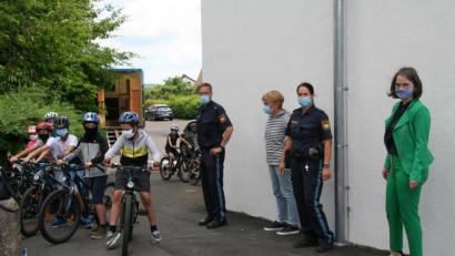 Bild: fpoz
Die Jungen und Mädchen konnten es kaum erwarten, den Parcours mit den Fahrrädern sicher abzufahren. Mit im Bild (von links) Polizeioberkommissar Carsten Landgraf, Lehrerin Maria Fritsch, Polizeihauptmeisterin Ramona Weiß und Schulrätin Martina Puff.